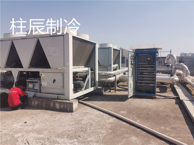 重慶某學校開利螺桿風冷冷水機組維修加氟